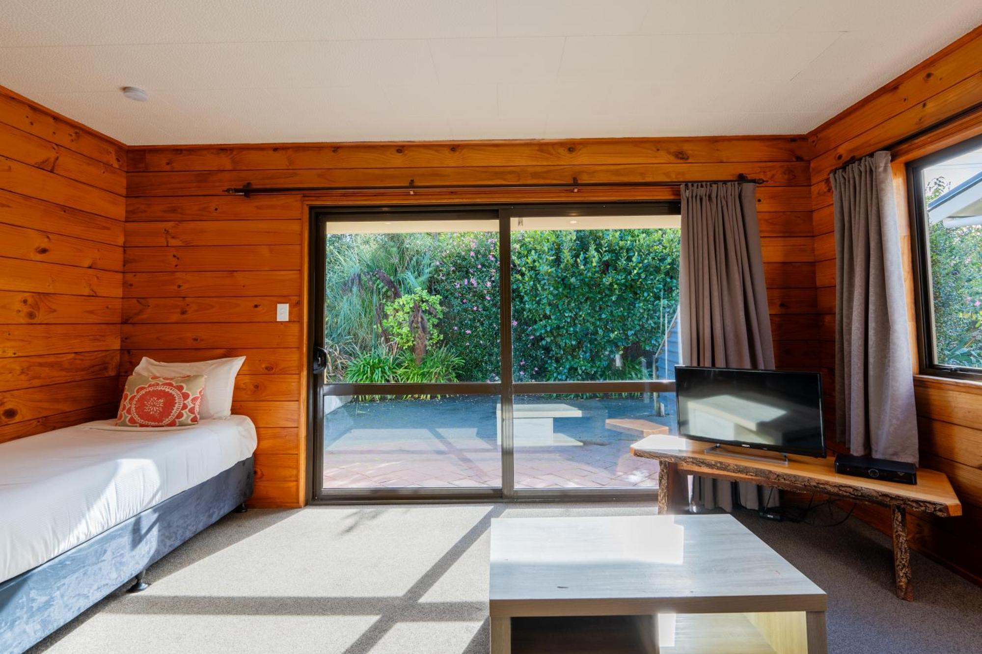 Coromandel TOP 10 Holiday Park Exterior foto