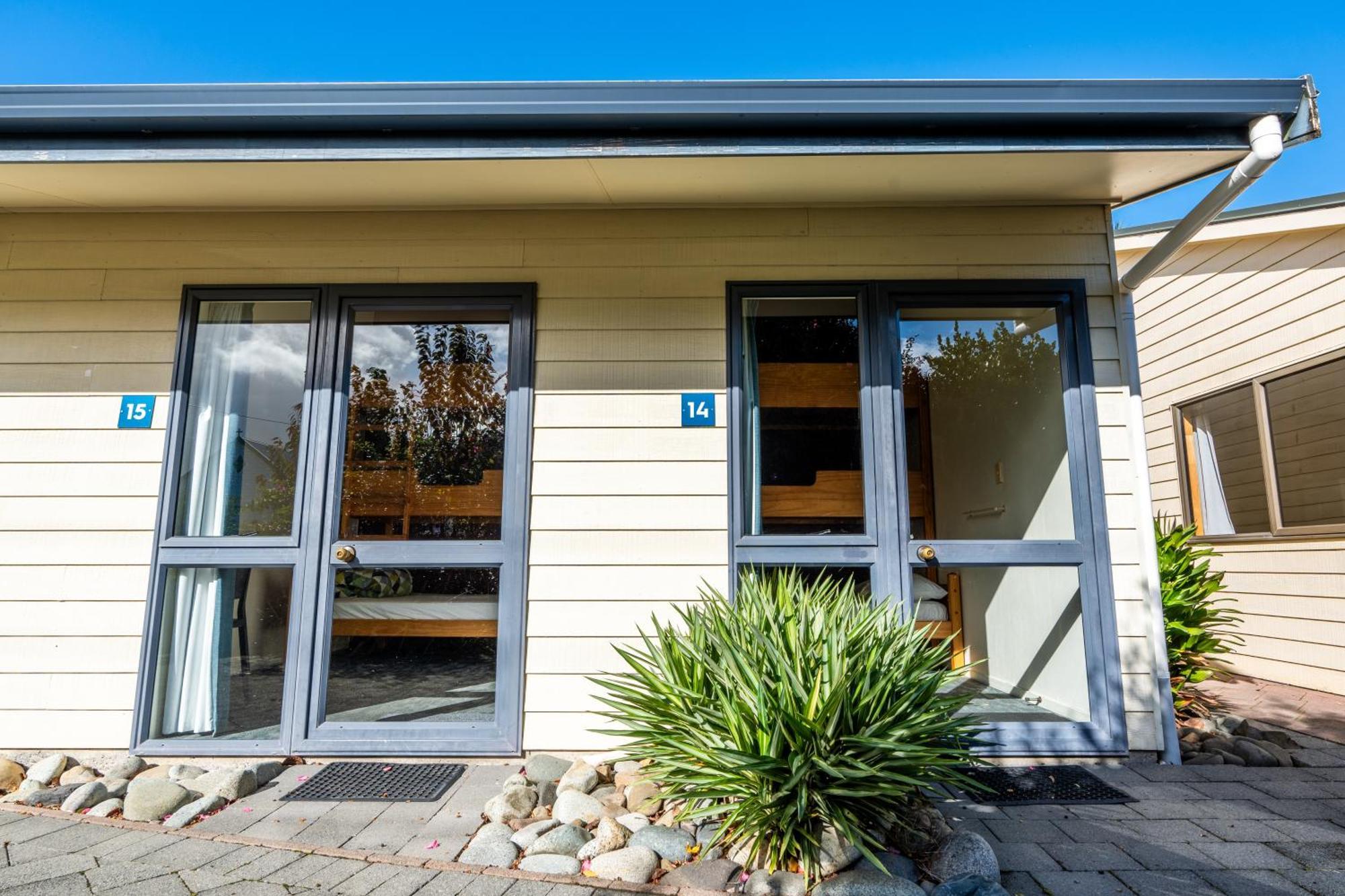 Coromandel TOP 10 Holiday Park Exterior foto